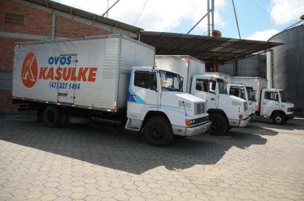 Parte da frota de caminhes utilizados na distribuio da produo