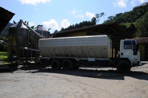 Descarregamento de insumos para a fabricao de rao