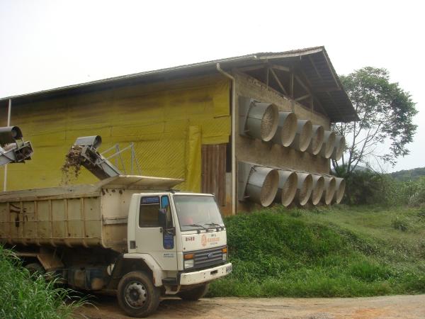 Caminho coletando resduos para tratamento