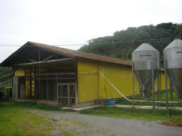 Avirio fechado para impedir a entrada de animais silvestres